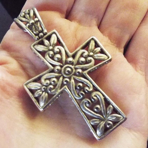 CELTIC DESIGN OPEN FILIGREE LARGE SILVERY CROSS CRUCIFIX PENDANT 73 - Picture 3 of 3